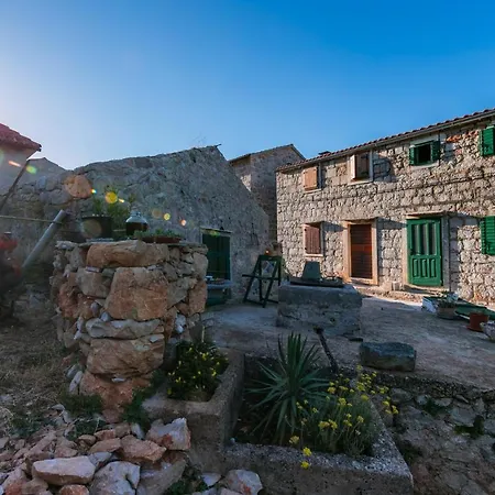 Secluded Holiday House Okljucna, Vis - 15283 * Komiza